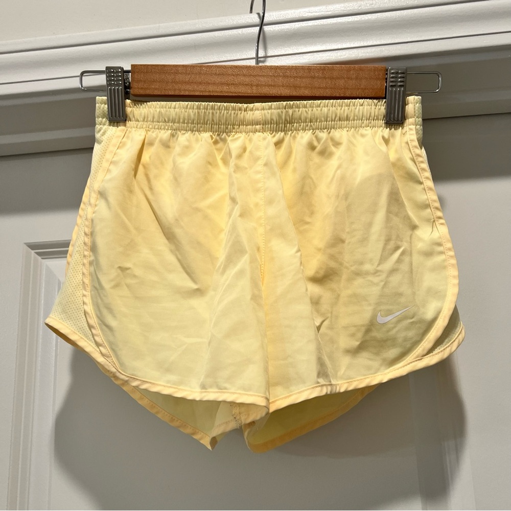 Nike Girls Size Medium Light Yellow Dri-Fit Athletic Running Shorts Casual Wear